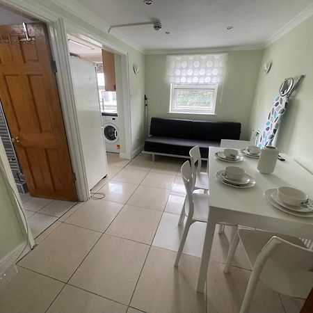 Entire 3 Bedroom Home - Minutes To Emirates Stadium! Лондон Екстер'єр фото
